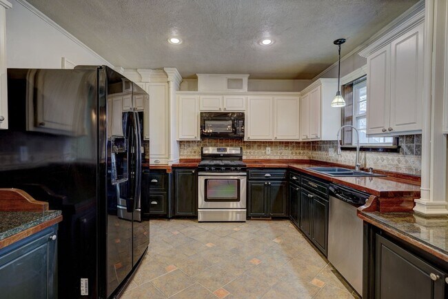 Building Photo - 4 bed 3 bath home!