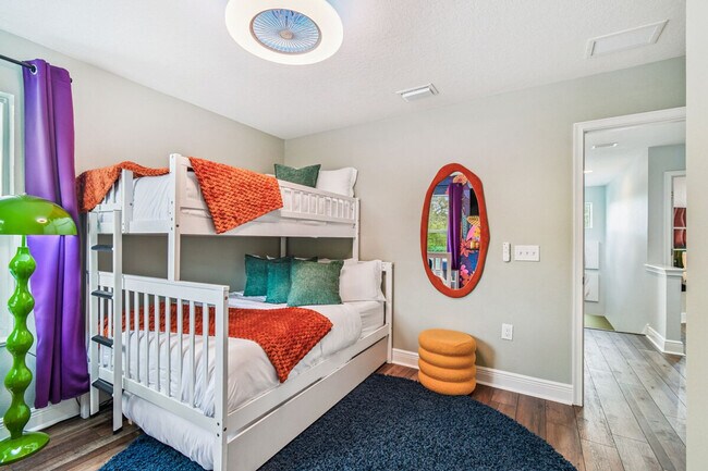 Building Photo - 109 W Hollywood St