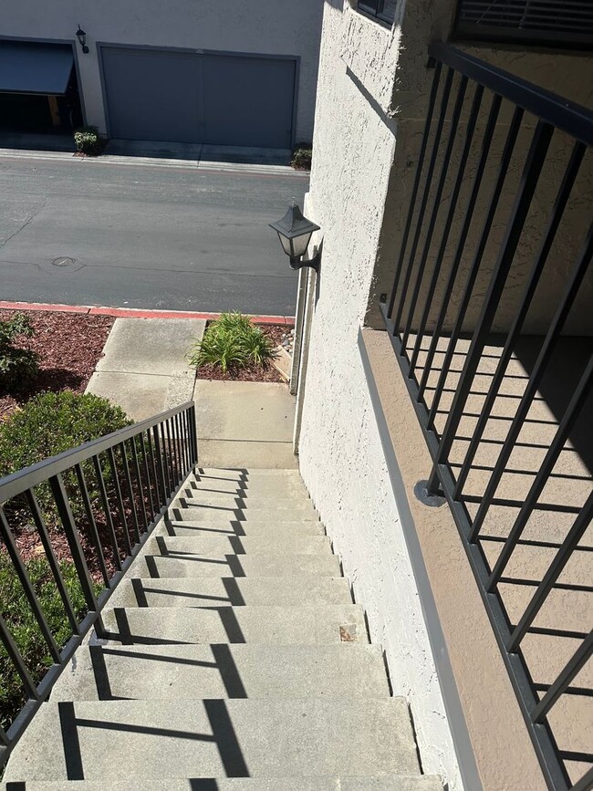 Building Photo - Condo, ready for move-in!