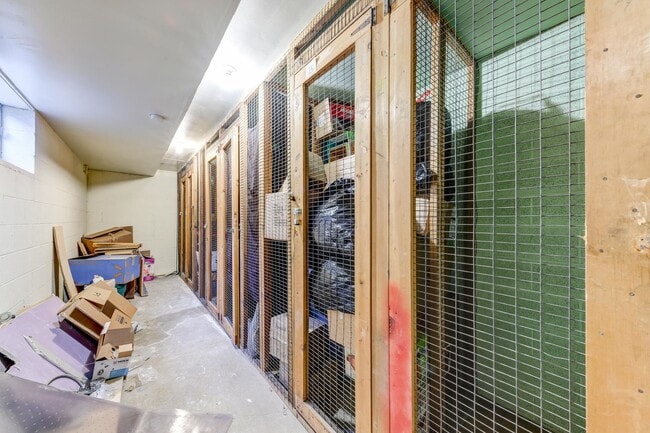 Building Photo - Welcome to a charming 1-bedroom, 1-bathroo...