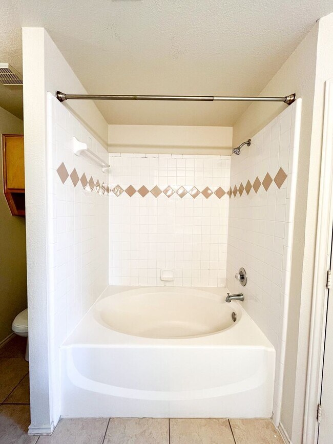 Building Photo - Available NOW!!!! Gorgeous 4 bedroom, 2 ba...