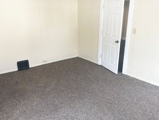 Building Photo - 6-Bedroom, 2-Bath Home Just A Few Blocks From Downtown