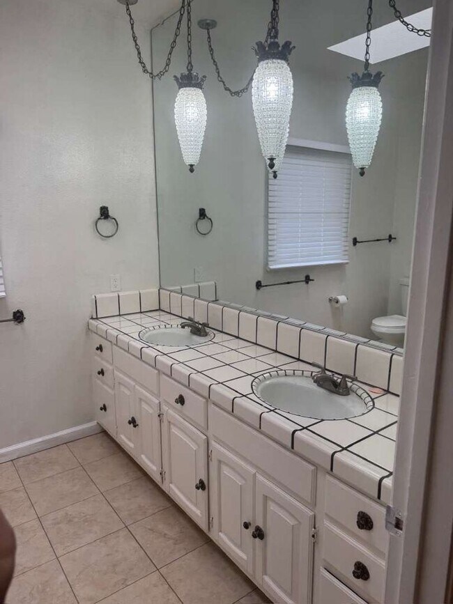 Building Photo - 4bed 3bath