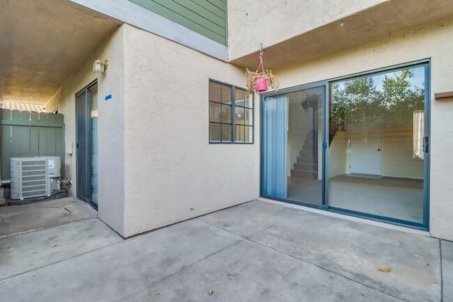 Building Photo - 3 bed, 2.5 bth, CONDO in ESCONDIDO