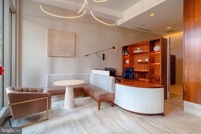 Building Photo - 675 S President St