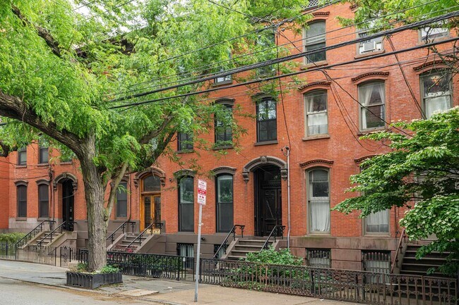 Building Photo - 139 Grand St