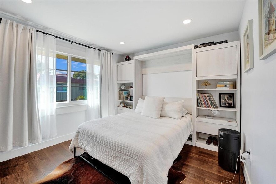 Building Photo - 120 NE 20th Ct