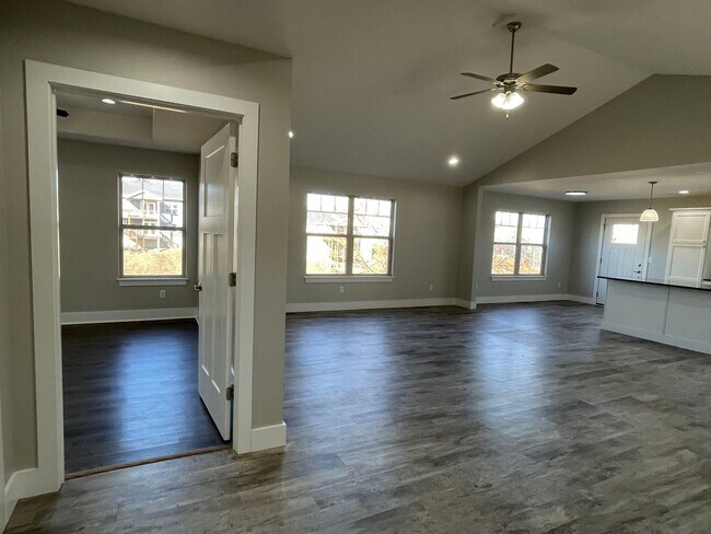 Building Photo - Built in 2020! 3 Bed 2 Bath w/ FENCE and UF Walk Out Basement