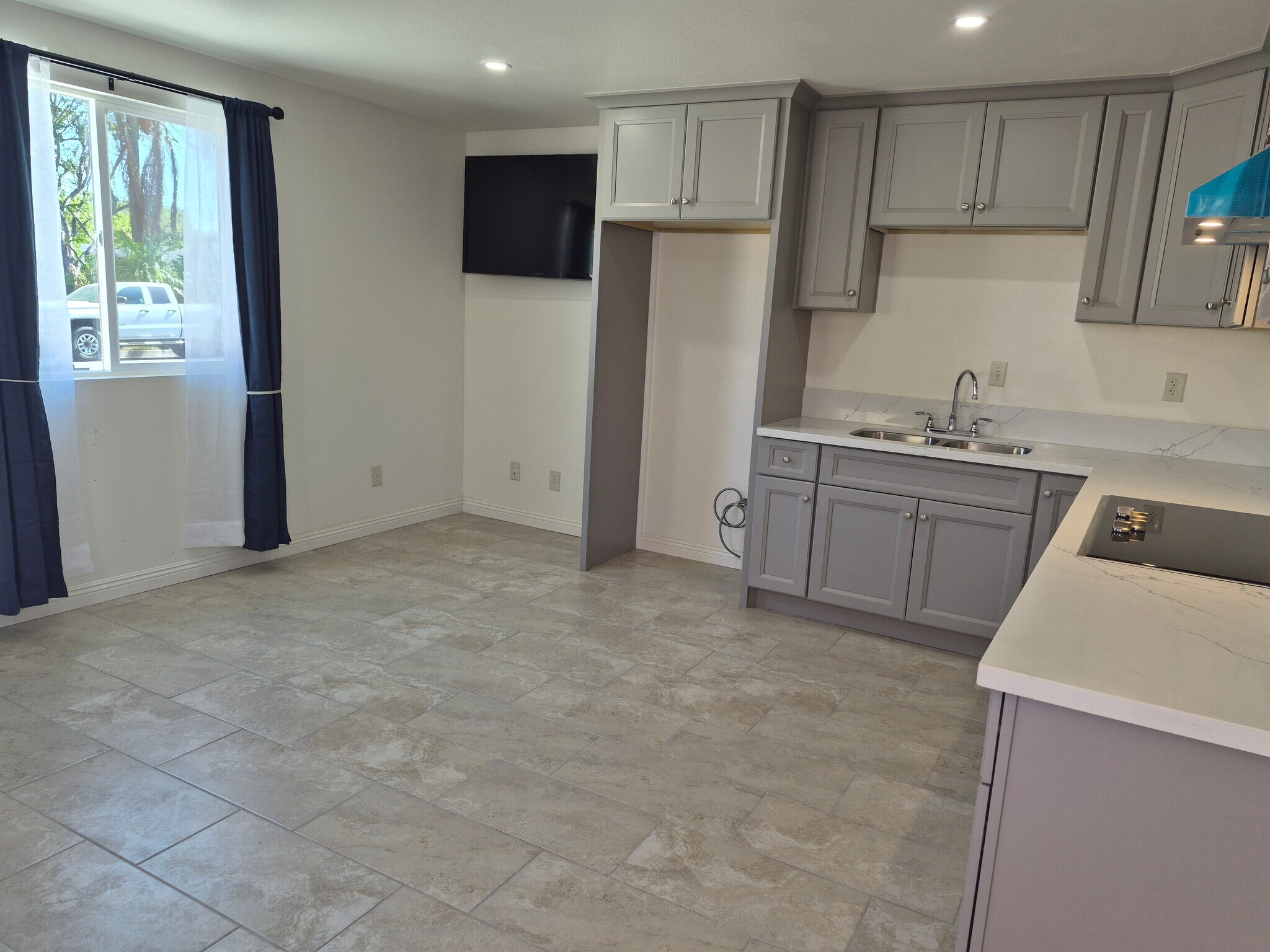 bright fresh living Area - 901 E Occidental St