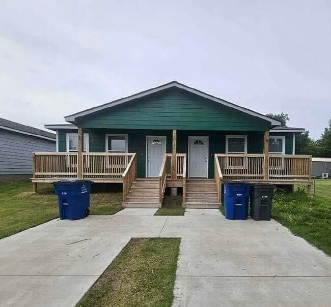 Building Photo - Welcome home to this beautifully designed 3-bedroom, 2 bath half duplex
