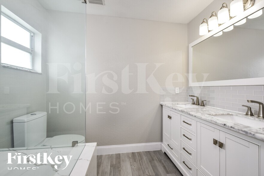 Building Photo - 817 NE 9th St