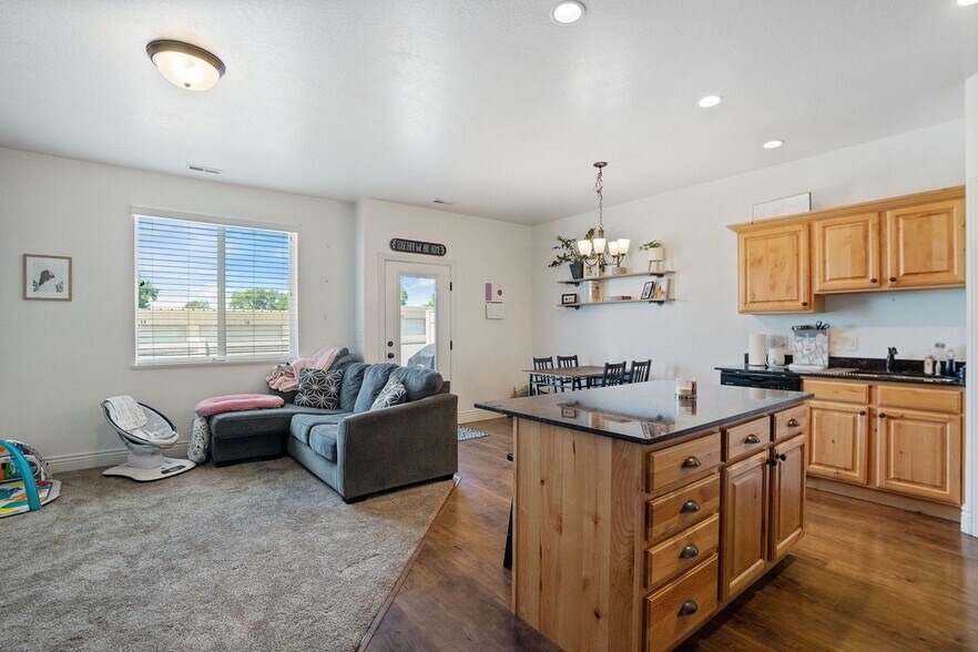 Building Photo - 731 S 70 E
