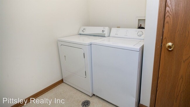 Building Photo - 4 br, 2.5 bath Apartment - 806 Fotis Drive