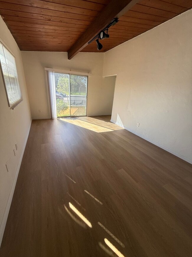 Building Photo - 4470