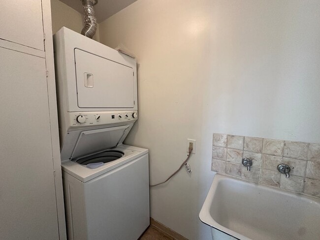 Building Photo - Riviera 1 Bdrm with City Views!