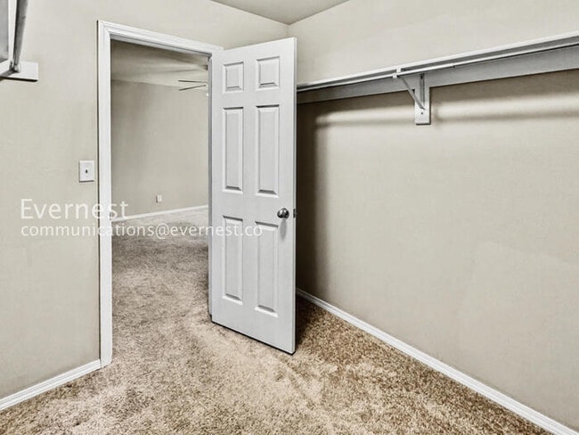 Building Photo - 3 Bed/2 Bath Home with Fenced Yard & Garage / Pet-Friendly / Available Soon!