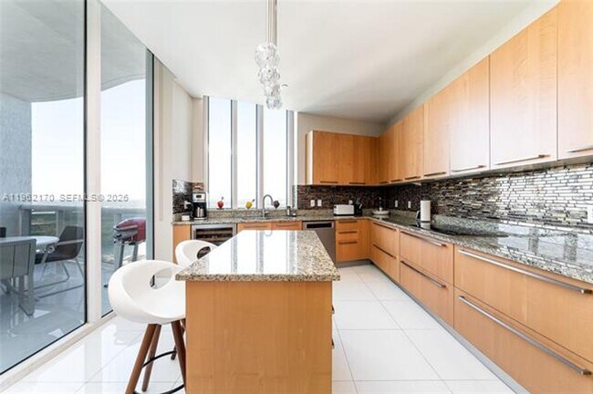 Building Photo - 15901 Collins Ave