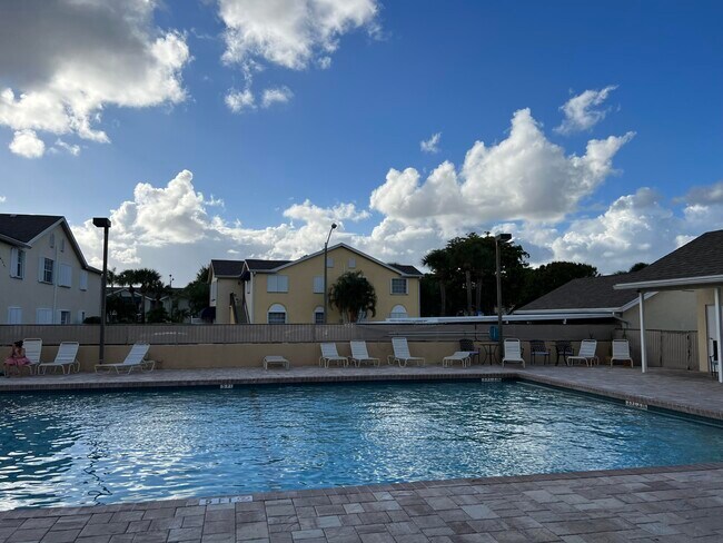 Building Photo - 647 Waterside Dr