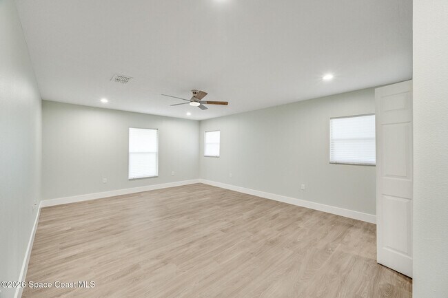 Building Photo - 645 Caiman St