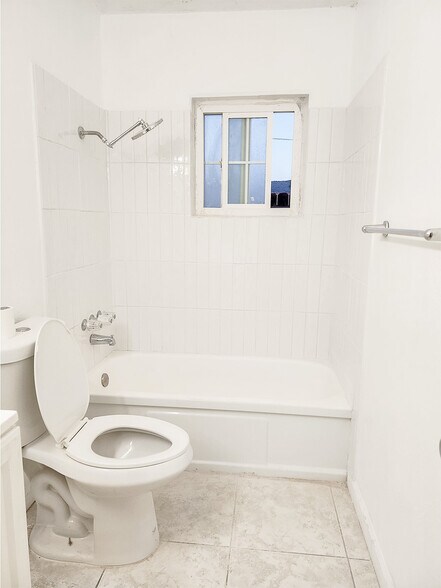 Building Photo - 5527 Baileya Ave