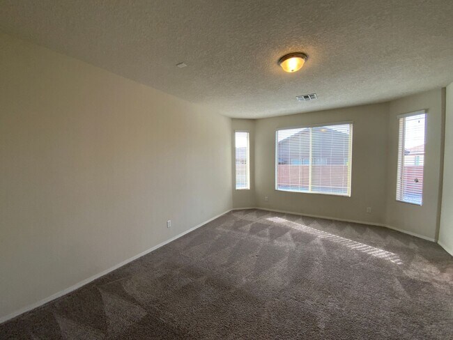 Building Photo - Beautiful 3 Bedroom Plus Office Recent Con...