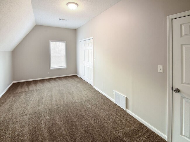Building Photo - Charming 6 bed, 3 bath home on corner lot between S. Germantown and Hacks Cross.