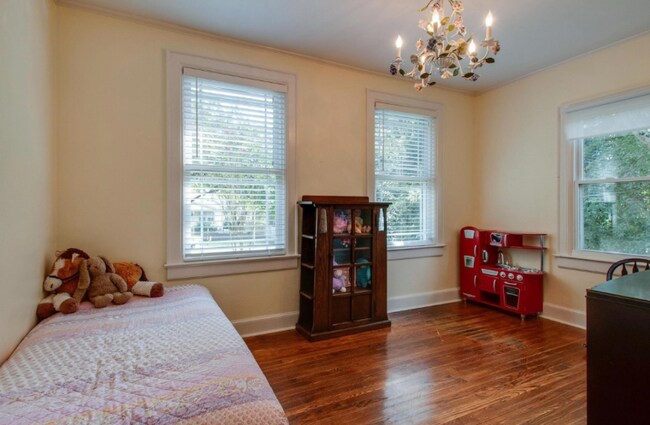 Building Photo - 947 Cahal Ave