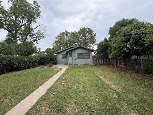 Building Photo - 1821 H St