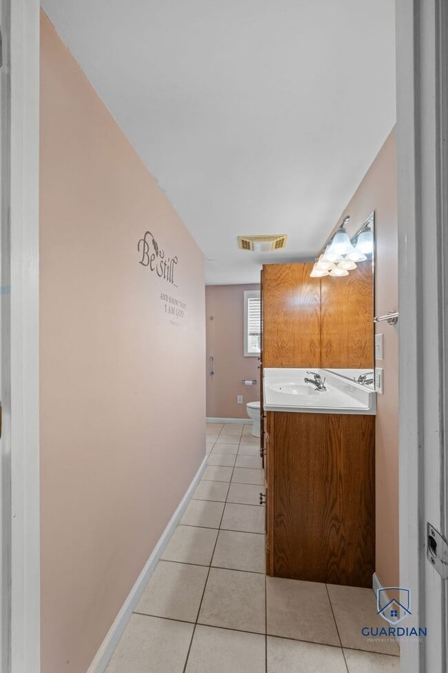 Building Photo - 3 bedrooms, 1.5 bath on large lot in North...