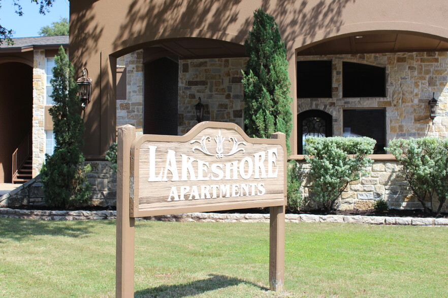 Building Photo - Lakeshore Apartments