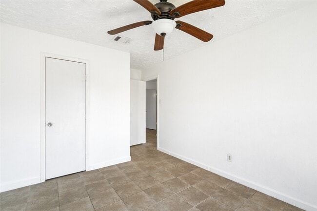 Building Photo - 1666 Meadow Green Dr