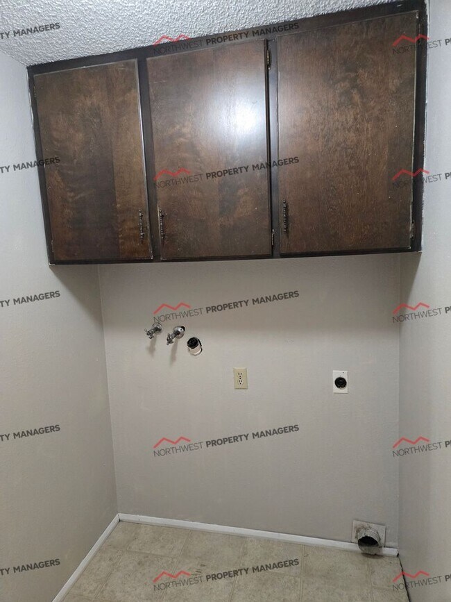 Building Photo - R40A