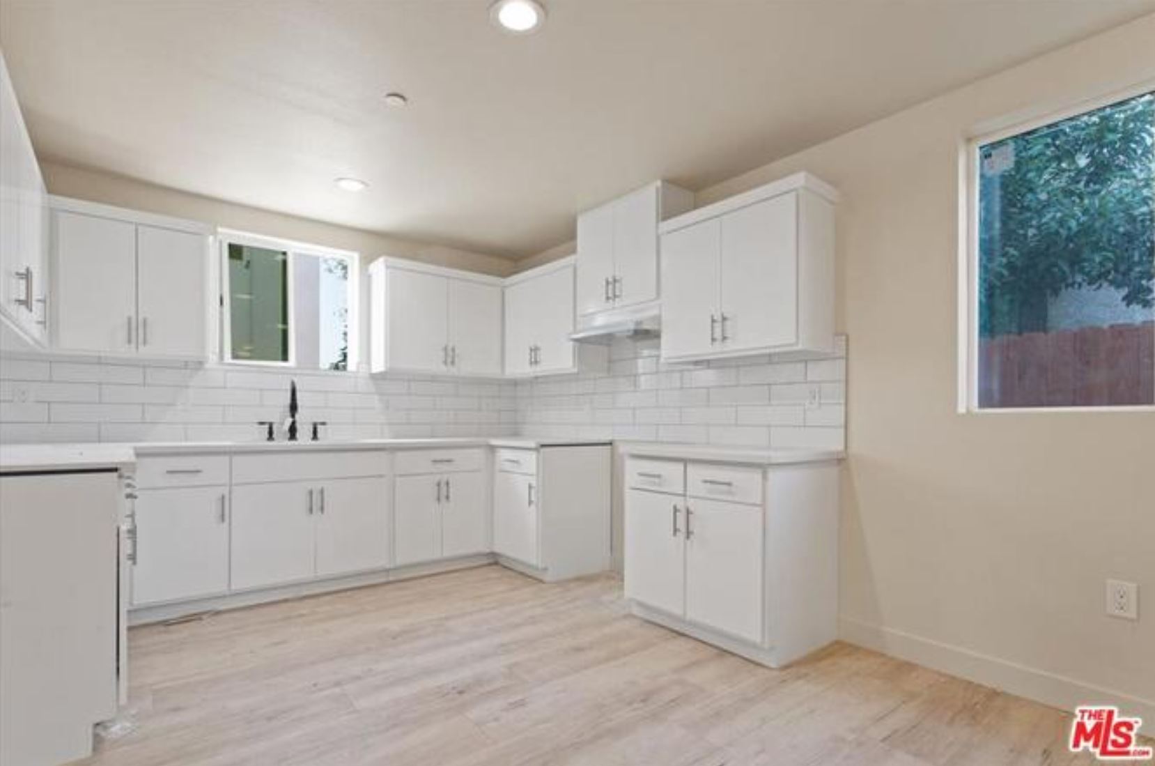 Building Photo - 831 E 83rd St