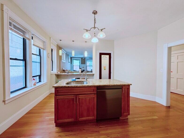 Building Photo - 184 Saint Paul St