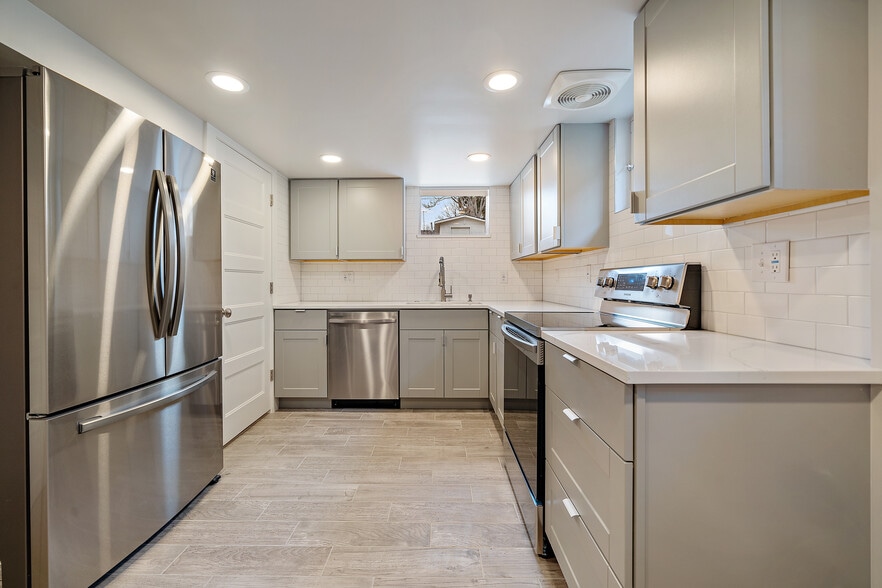 Kitchen - 4451 N Clay St