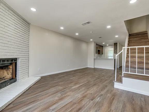 Building Photo - MOVE IN READY