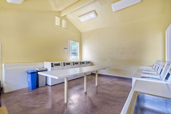 Building Photo - 1 Bedroom, 1 Bathroom Condo in the Villa La Jolla Community
