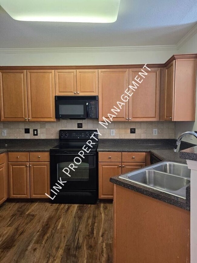 Building Photo - Beautiful One-Level Downstairs Condo in Prime Hamilton Place Location