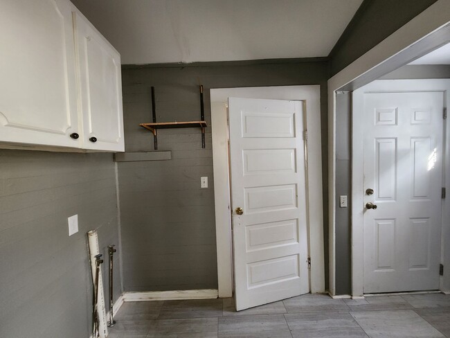 Building Photo - Midtown Duplex