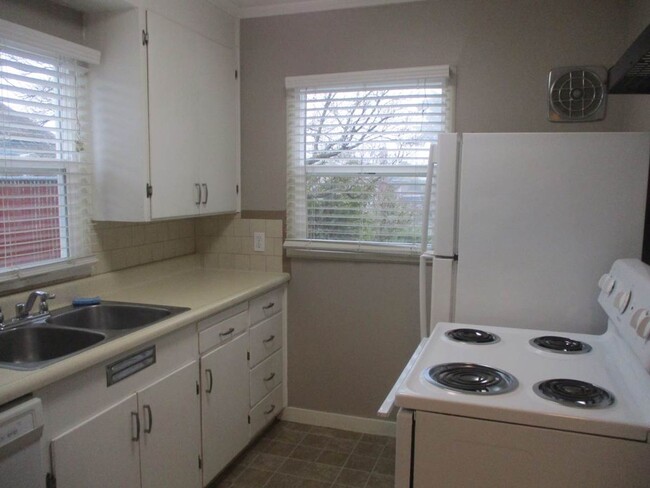 Building Photo - *MOVE IN SPECIAL $575 Off 1ST MONTH RENT