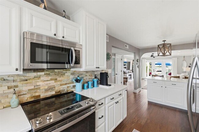 Building Photo - 4751 Coquina Key Dr SE