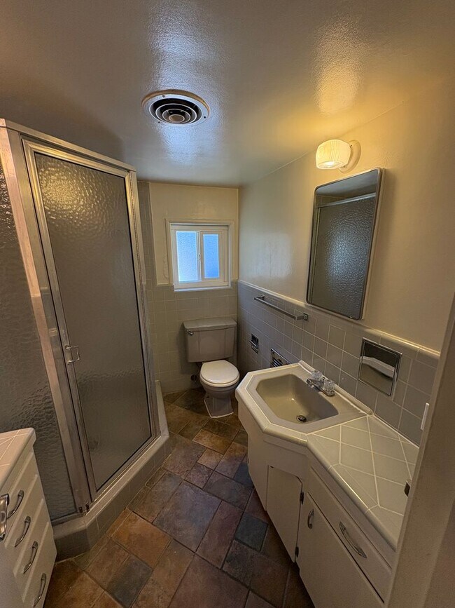 Building Photo - Visalia 2 Bed 2 Bath available now.