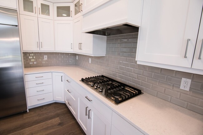 Building Photo - Gorgeous 2-Story Home In a Gated Community!