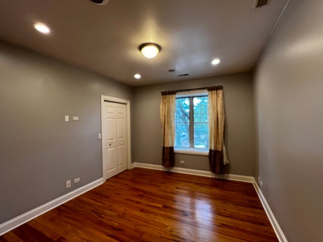 Building Photo - 2707 W Glenlake Ave