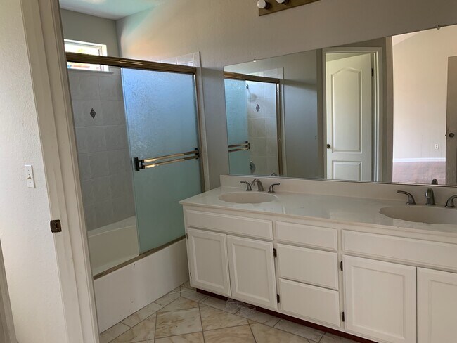 Building Photo - Beautiful Pittsburg Home