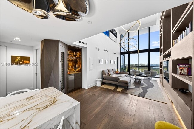 Building Photo - 601 NE 36th St