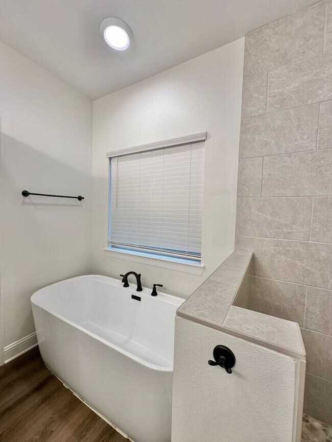 Building Photo - Stunning 3/2/2 on the Outskirts of Lindale!