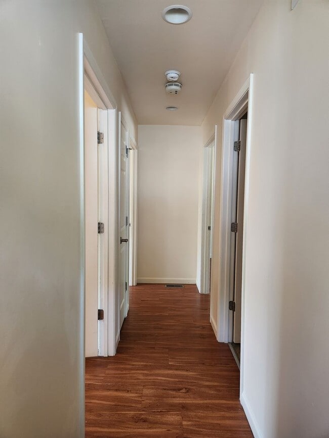 Building Photo - 3 Bedroom House In Alton