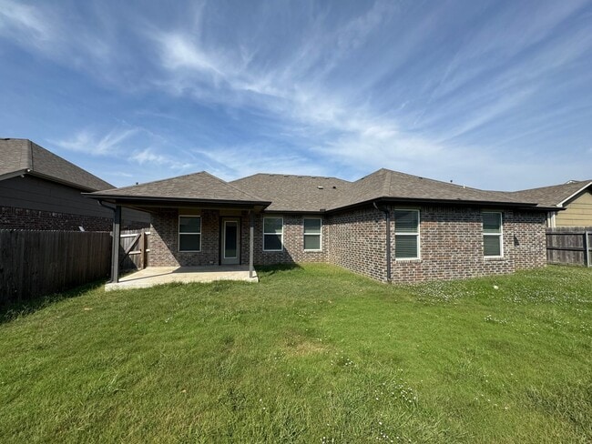 Building Photo - 4 bed, 2 bath, 3 car garage!
