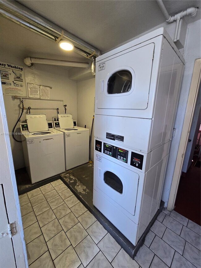 Building Photo - 120 Royal Palm Rd